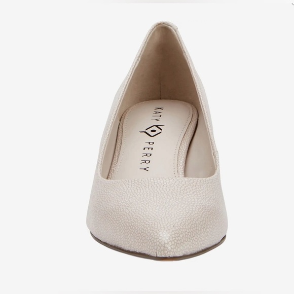 Katy Perry

The Golden Pump - Picture 6 of 11